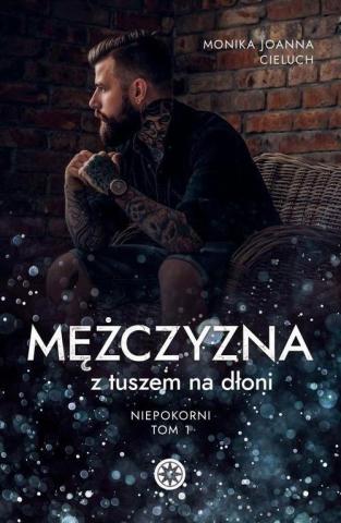 Mężczyzna z tuszem na dłoni T.1