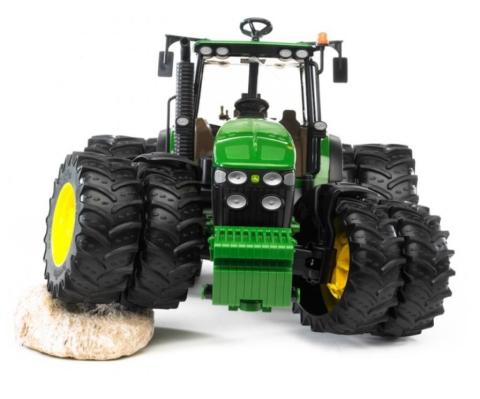 Traktor John Deere 7930 z podwójnymi kołami