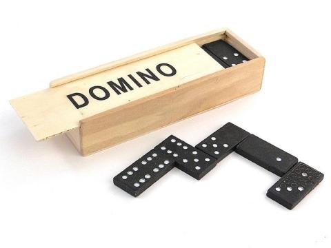 Domino w drewnianym pudełku