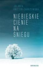 Niebieskie cienie na śniegu